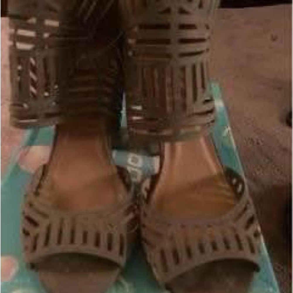 Woman’s size 10 heels
